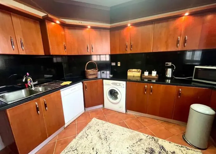 Villa 5br Private Garden & Access In *