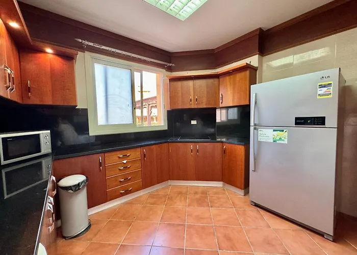 5br Private Garden & Access In Villa