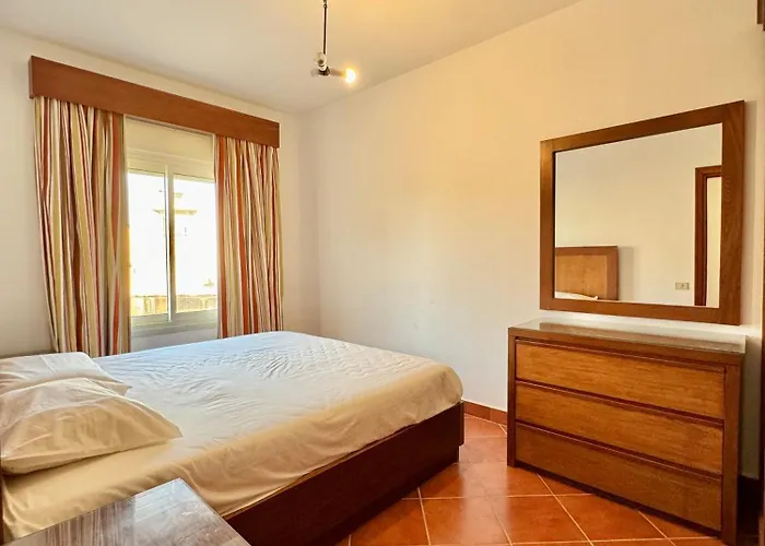 Villa 5br Private Garden & Access In *