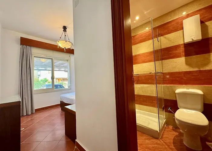 Villa 5br Private Garden & Access In