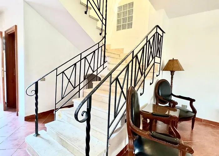 5br Private Garden & Access In Villa *