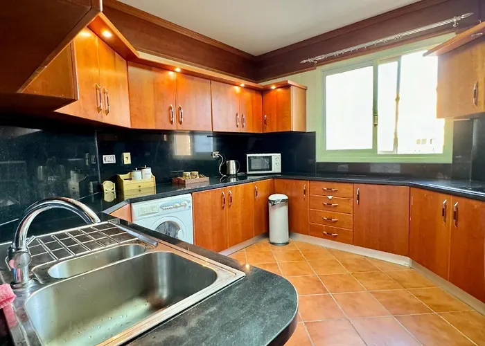 5br Private Garden & Access In Villa Ajn-Szuhna