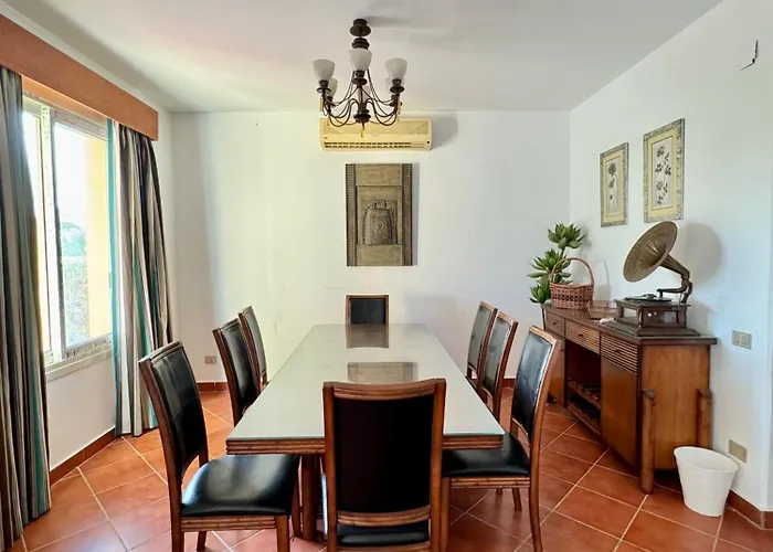 5br Private Garden & Access In *