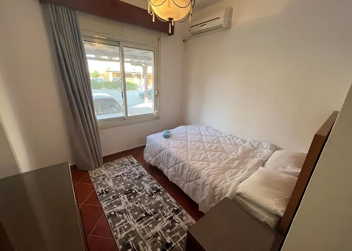 5br Private Garden & Access In Villa *