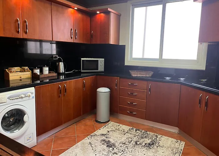 5br Private Garden & Access In Villa Ajn-Szuhna